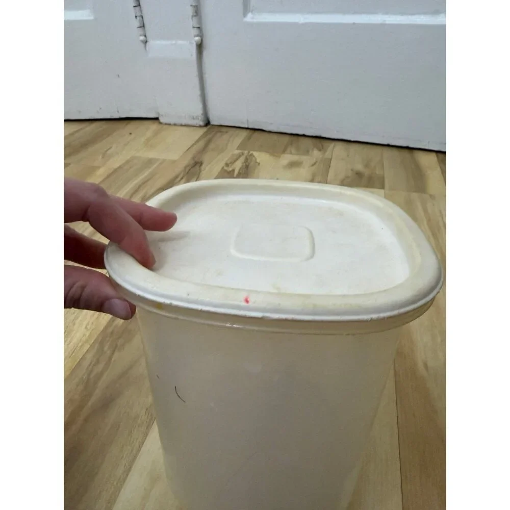 Rubbermaid Servin’ Saver White Plastic Food Storage Container with Lid